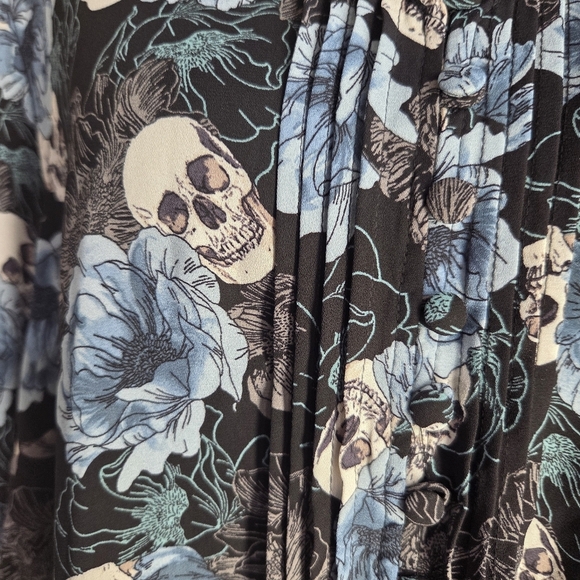 Torrid Black and Blue Floral Skull Blouse Size 00 - Picture 3 of 6